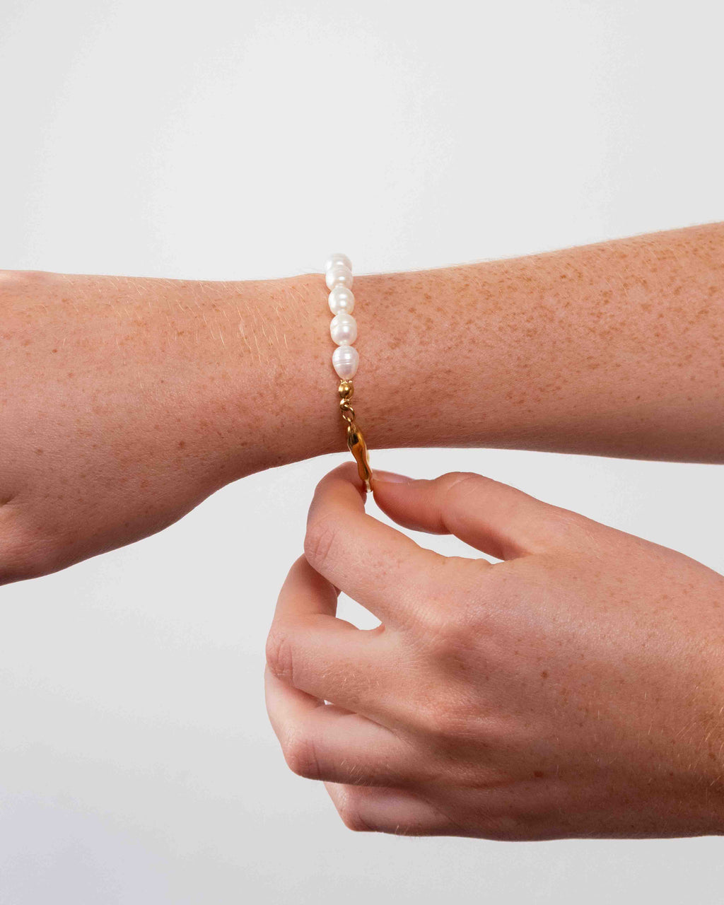 Bracelet Rigide Perles d'Eau Douce et Doré