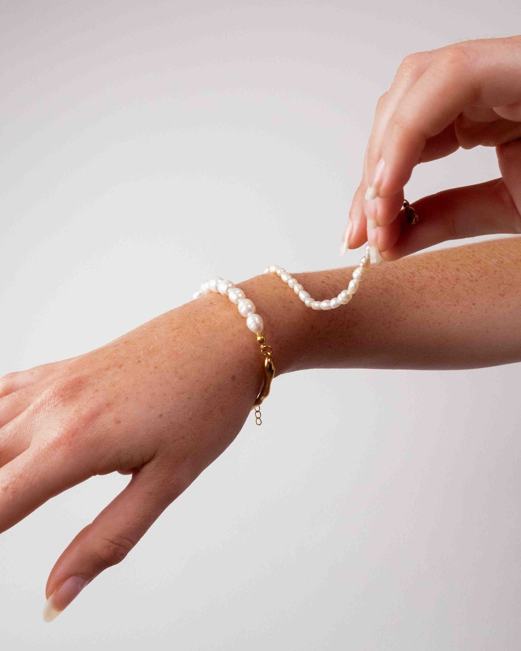 Bracelet Rigide Perles d'Eau Douce et Doré