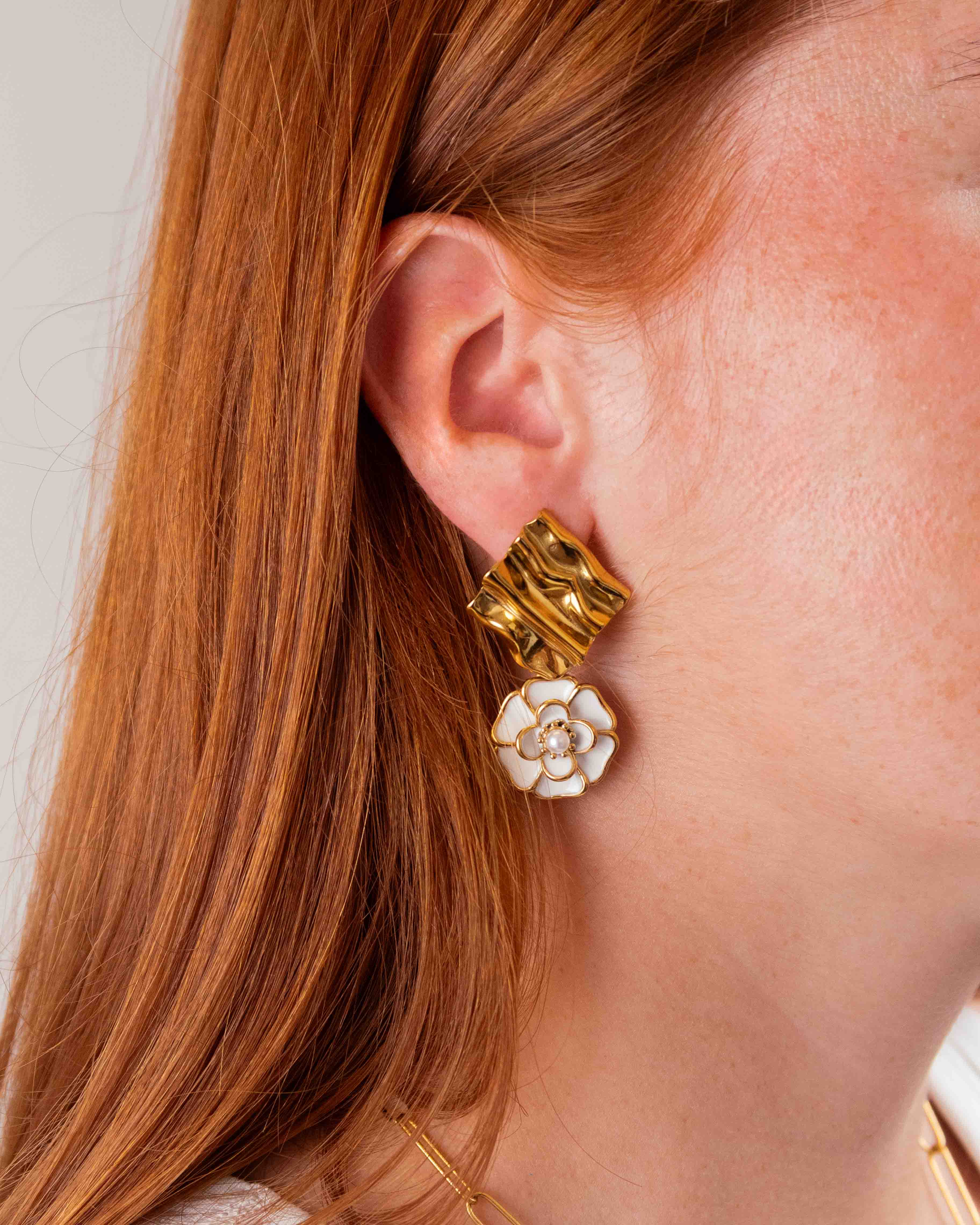 Boucles d'Oreilles Camélia Blanches